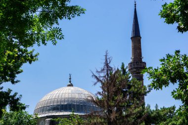 Camiler ağaçların arasındaki.