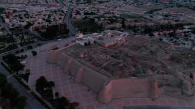 Akşamları Buhara Kalesi 'nin (Özbekistan) Sandığı, bir insansız hava aracı tarafından vuruldu.