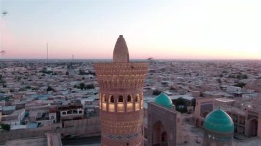 Buhara 'daki Po-i-Kalyan cami kompleksi ve gün batımında Kalyan Minaresi, bir dron tarafından vuruldu.