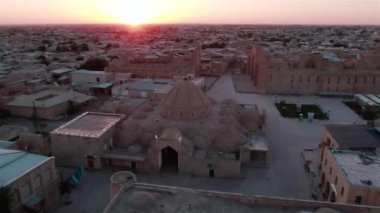 Batan güneş ışınlarında eski Buhara şehri (Özbekistan) bir dron tarafından vurulan panorama