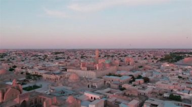 Batan güneş ışınlarında eski Buhara şehri (Özbekistan) bir dron tarafından vurulan panorama