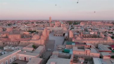 Batan güneş ışınlarında eski Buhara şehri (Özbekistan) bir dron tarafından vurulan panorama