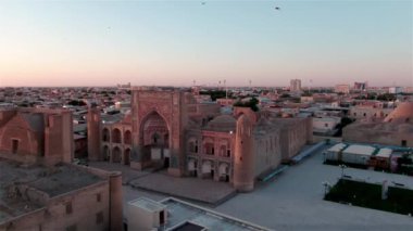 Batan güneş ışınlarında eski Buhara şehri (Özbekistan) bir dron tarafından vurulan panorama