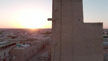 Eski Buhara 'daki cami kapısı, batan güneş ışınlarında Özbekistan, insansız hava aracı.