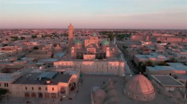 Buhara 'daki Po-i-Kalyan cami kompleksi ve gün batımında Kalyan Minaresi, bir dron tarafından vuruldu.