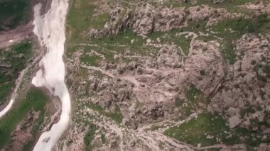 Bir dağ geçidinde kurumuş nehir yatağı, insansız hava aracı tarafından havadan ateş edilmiş.