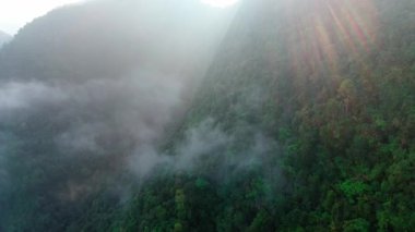Yeşil dağların üzerindeki bulutlar. Bali, Endonezya. İnsansız hava aracı, yavaş çekim.