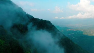 Yeşil dağların üzerindeki bulutlar. Bali, Endonezya. İnsansız hava aracı, yavaş çekim.