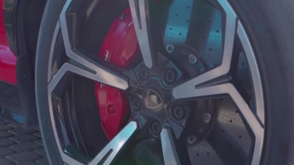 ランボルギーニの外装 赤い車のクラウドアップカメラ — ストック動画