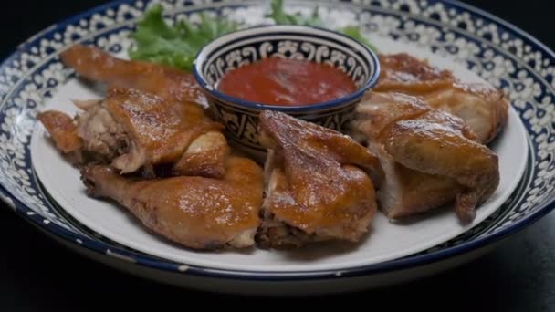 Großaufnahme Zentralasiatisches Gebratenes Hühnchen Auf Einem Dekorierten Teller Zeitlupe — Stockvideo