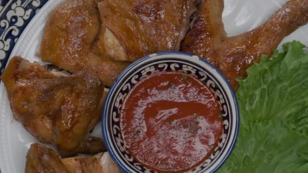 Close Central Asian Whole Fried Chicken Decorated Plate Slow Motion — Stock Video