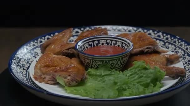 Close Central Asian Whole Fried Chicken Decorated Plate Slow Motion — Stock Video