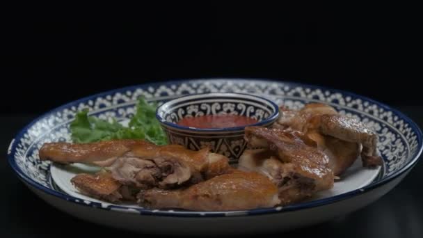 Close up Středoasijské celé smažené kuře na zdobeném talíři, zpomalený pohyb
