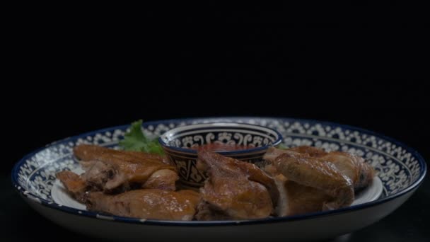 Cerrar Pollo Frito Entero Asia Central Plato Decorado Cámara Lenta — Vídeo de stock