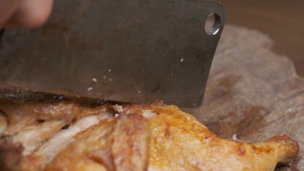 大きなナイフで男によって切られた全体のフライドチキン スローモーション — ストック動画