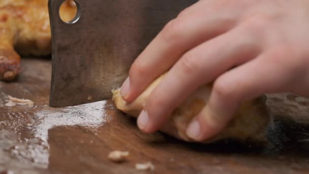 Poulet Entier Frit Coupé Par Homme Avec Gros Couteau Ralenti — Video