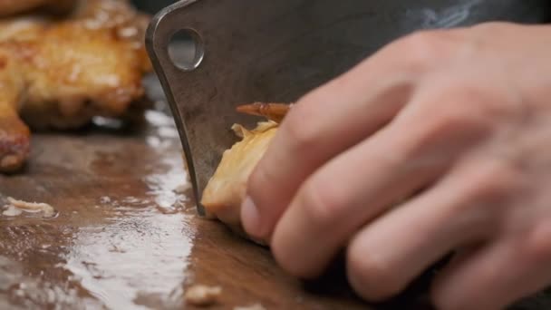 Hela Stekt Kyckling Skuren Man Med Stor Kniv Slow Motion — Stockvideo