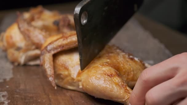 大きなナイフで男によって切られた全体のフライドチキン スローモーション — ストック動画