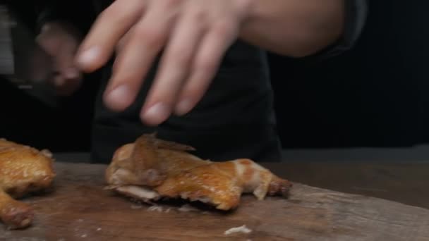 Pollo Frito Entero Cortado Por Hombre Con Cuchillo Grande Cámara — Vídeos de Stock