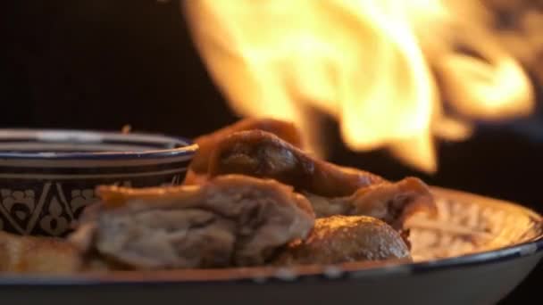 Pollo Entero Parrilla Servido Bandeja Con Llama Cámara Lenta — Vídeos de Stock