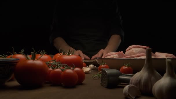 Szef Kuchni Przygotowuje Całego Kurczaka Smażenia Stole Warzywami Czosnkiem Zwolnione — Wideo stockowe
