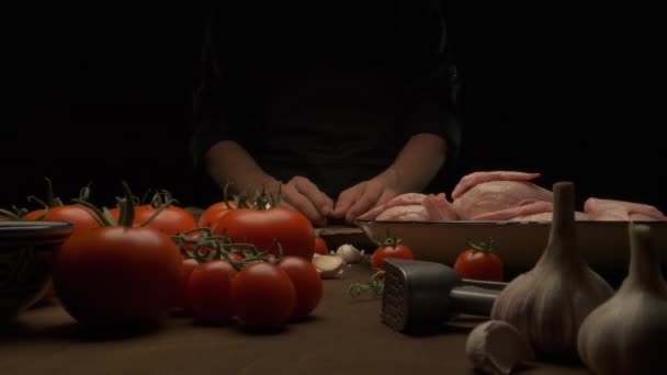 Şef Bütün Tavuğu Sebze Sarımsak Ile Masada Kızarması Için Hazırlar — Stok video