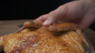 Şef ızgara tavuğu büyük bir bıçakla yavaş çekimde kesmeye hazırlanıyor.