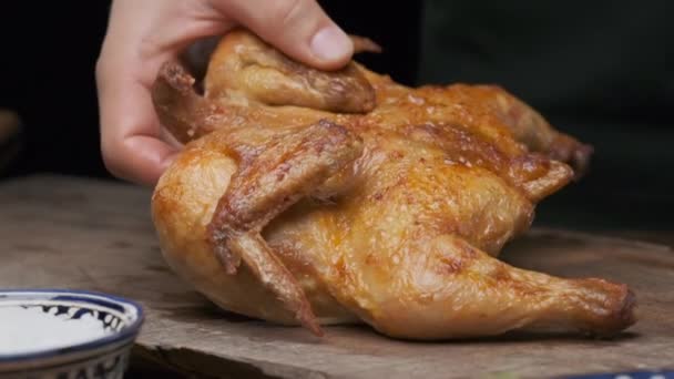 Szef Kuchni Przygotowuje Się Krojenia Całego Grillowanego Kurczaka Dużym Nożem — Wideo stockowe