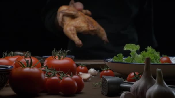 Chef Prepara Para Cortar Frango Grelhado Inteiro Com Uma Faca — Vídeo de Stock