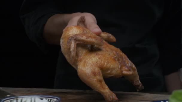 Chef Prépare Couper Poulet Grillé Entier Avec Grand Couteau Ralenti — Video