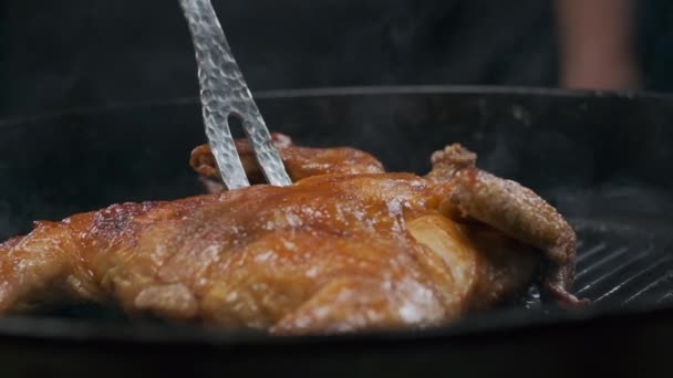 Kocken Vänder Hel Grillad Kyckling Med Stor Gaffel Slow Motion — Stockvideo