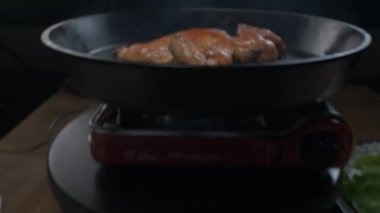 Tavada yağda kızartılmış ızgara tavuk, yakın çekim, yavaş çekim.