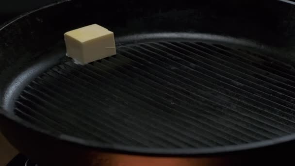Ein Stück Butter Wird Einer Pfanne Geschmolzen Nahaufnahme Zeitlupe — Stockvideo