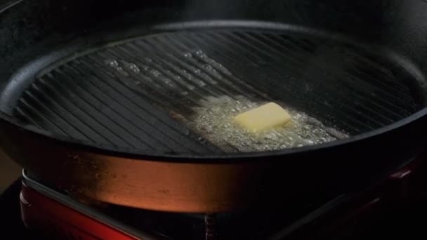 Ein Stück Butter Wird Einer Pfanne Geschmolzen Nahaufnahme Zeitlupe — Stockvideo