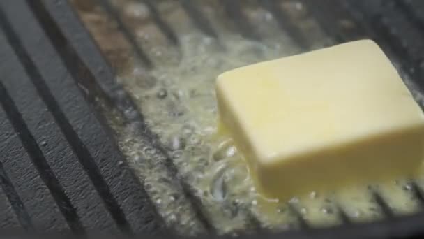 Ein Stück Butter Wird Einer Pfanne Geschmolzen Nahaufnahme Zeitlupe — Stockvideo