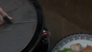 Şef ızgaranın kapağını kaldırır, ağır çekimde.