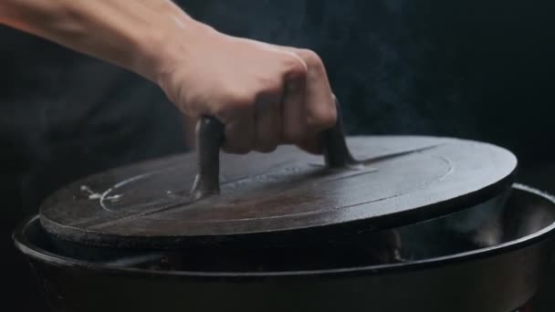 Der Koch Nimmt Den Deckel Vom Dampfenden Grill Zeitlupe — Stockvideo
