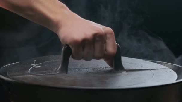 Kuchař Odstraní Víko Kouřícího Grilu Zpomalený Pohyb — Stock video