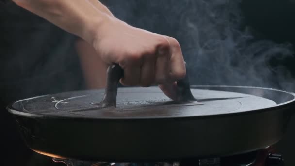Kocken Tar Bort Locket Från Den Ångande Grillen Slow Motion — Stockvideo