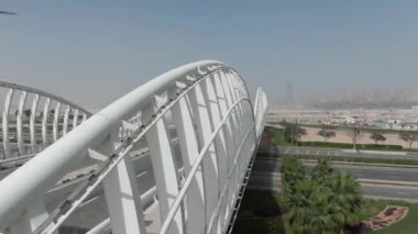 Dubai 'deki Meydan Köprüsü bulutlu bir öğleden sonra İHA tarafından filme alındı.