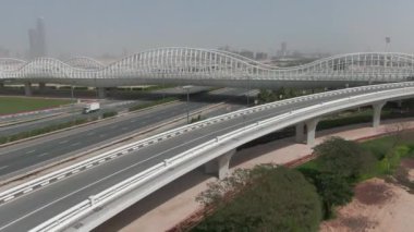 Dubai 'deki Meydan Köprüsü bulutlu bir öğleden sonra İHA tarafından filme alındı.