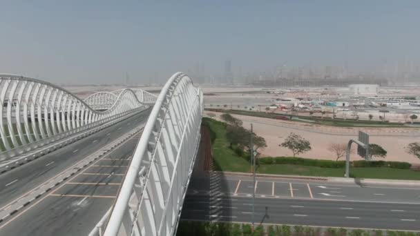 Мост Мейдан Дубае Снят Беспилотником Пасмурный День — стоковое видео