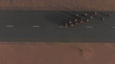 Dubai çölünde bisiklet yarışı, İHA kameraları yarışçıları takip ediyor.