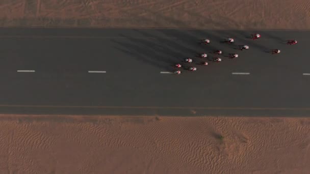 迪拜沙漠中公路上的自行车比赛 无人驾驶飞机的摄像头跟踪着赛车手 — 图库视频影像