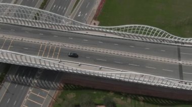 Kamera siyah spor arabayı Meydan, Dubai 'deki kavşakta takip ediyor. İnsansız hava aracı