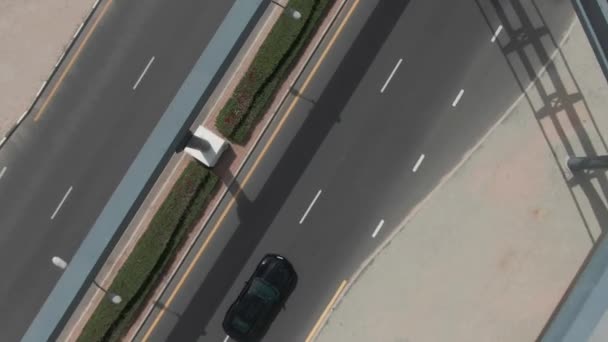 Kameran Följer Svart Sportbil Som Korsar Vägkorsningen Meydan Dubai Drönarantenn — Stockvideo