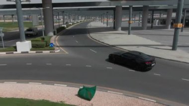 Kamera siyah spor arabayı Meydan, Dubai 'deki kavşakta takip ediyor. İnsansız hava aracı