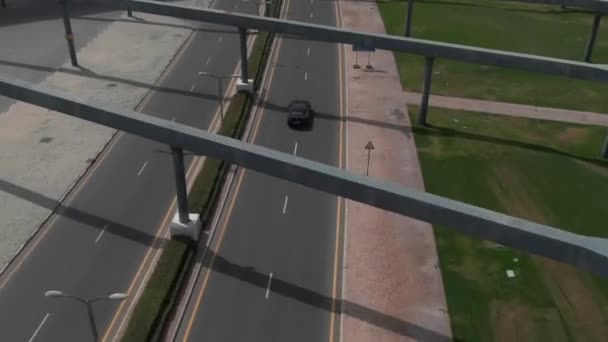 Kamera Śledzi Czarny Samochód Sportowy Przejeżdżający Przez Skrzyżowanie Dróg Meydan — Wideo stockowe