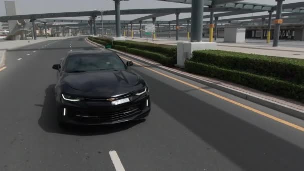 Camera Volgt Zwarte Sportwagen Weg Onder Wegsplitsing Meydan Dubai Droneantenne — Stockvideo