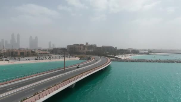 Bay Bridge Richtung Dubai Bulgari Hotel Von Drohne Gefilmt Bewölkten — Stockvideo